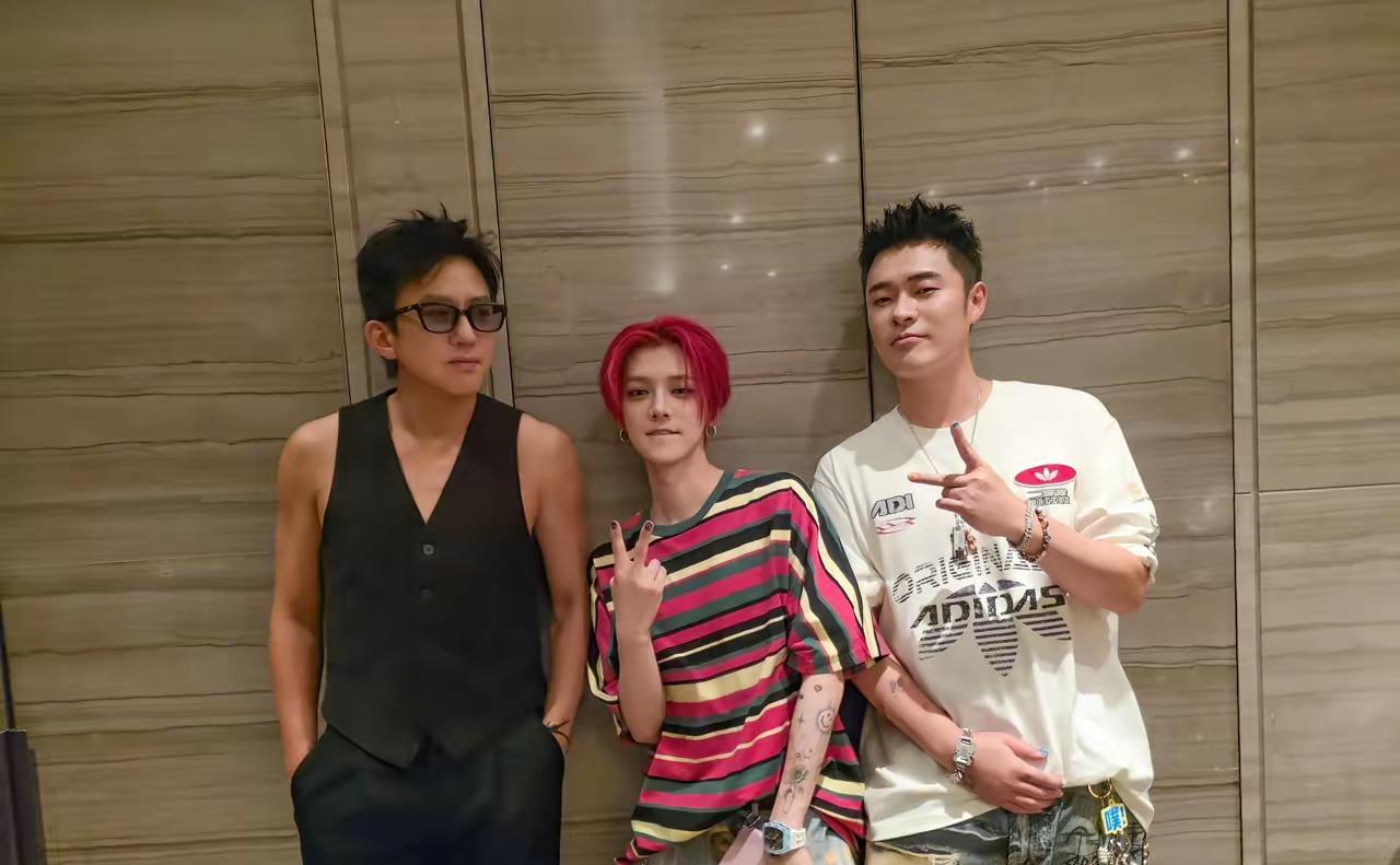 鹿晗这张脸肯定p过了吧，一个大男人涂指甲，手臂上纹身？又戴了两个什么耳环，染的头