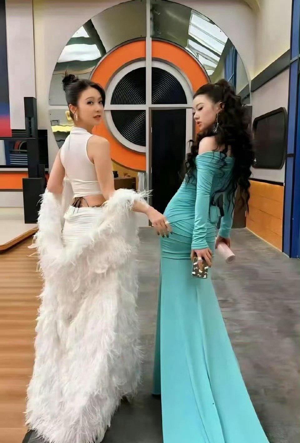 薛凯琪1981年生，单依纯2001年生，俩人差了20岁呢，但看她们同框，我惊到了