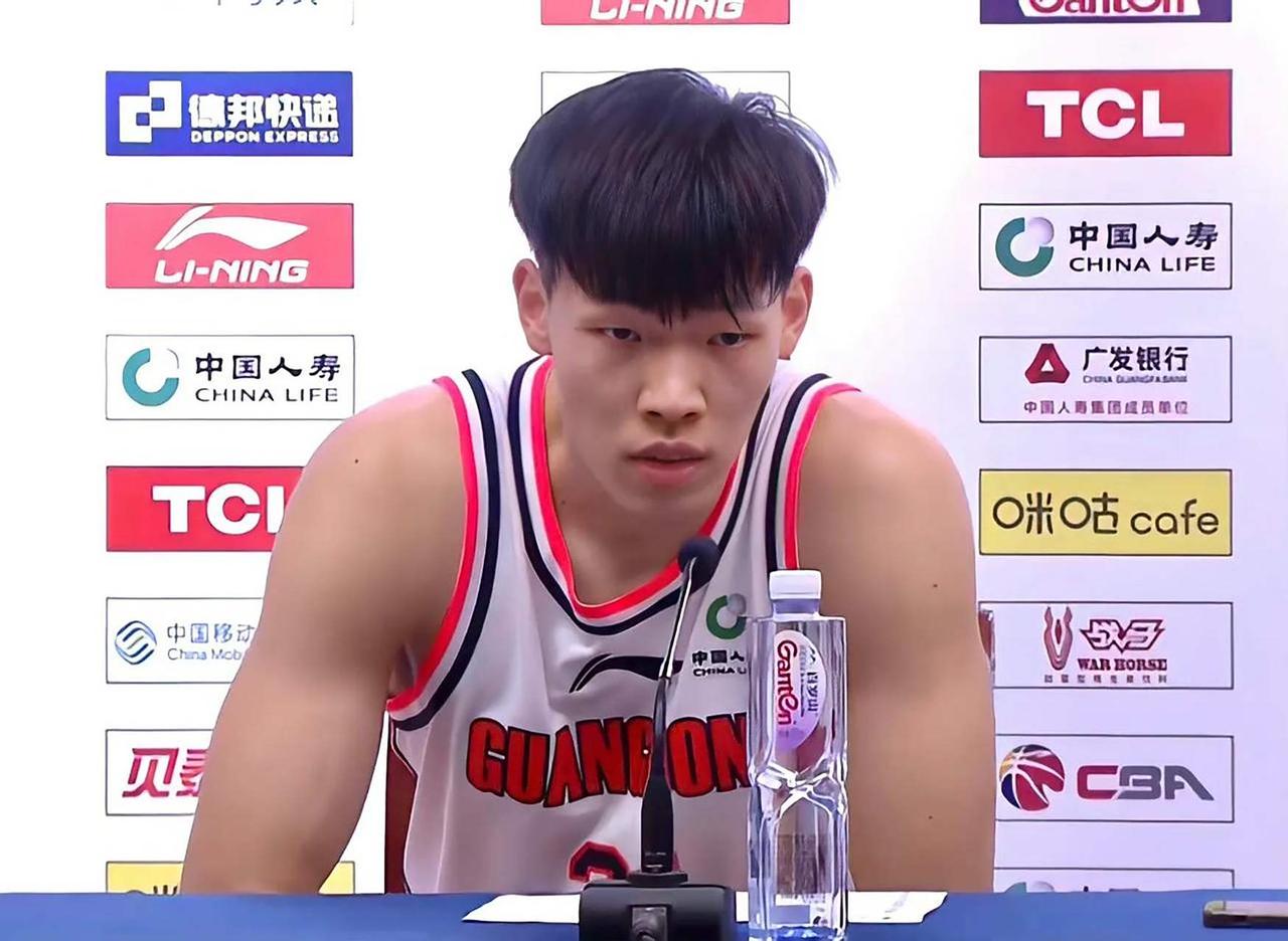 张昊心情复杂！今天早上9点左右，广东男篮球员们在俱乐部门口集合，主教练亚科夫列