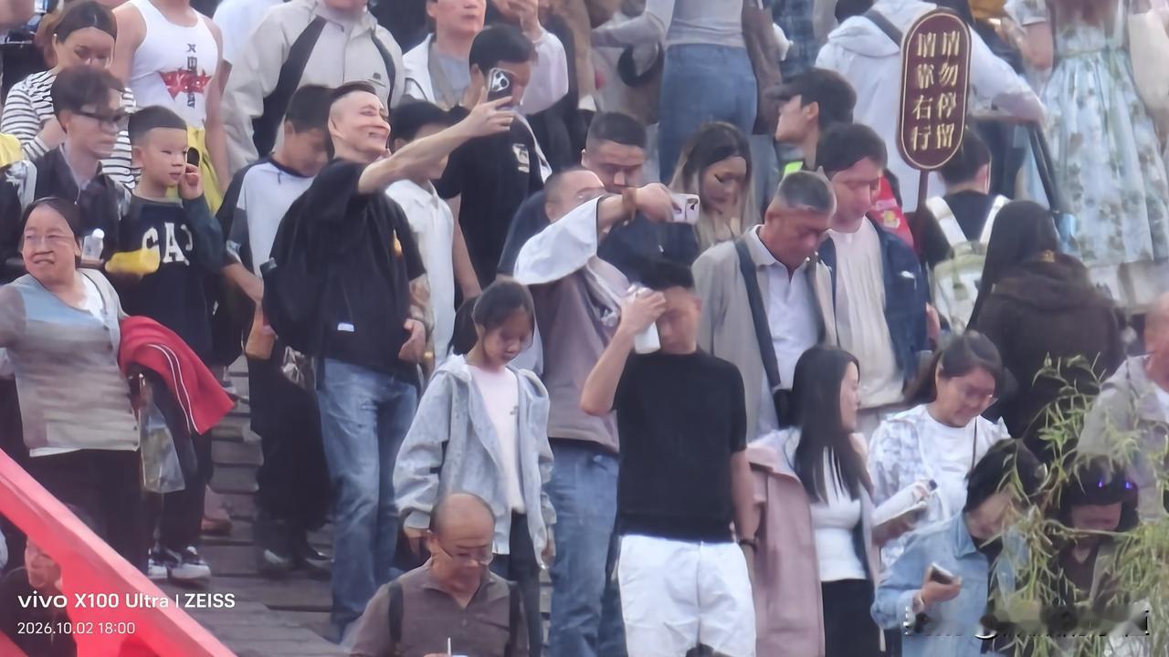 国庆打卡开封，万岁山&清明上河园🇨🇳遍街红旗漫卷，满眼大宋风华；傍晚红灯