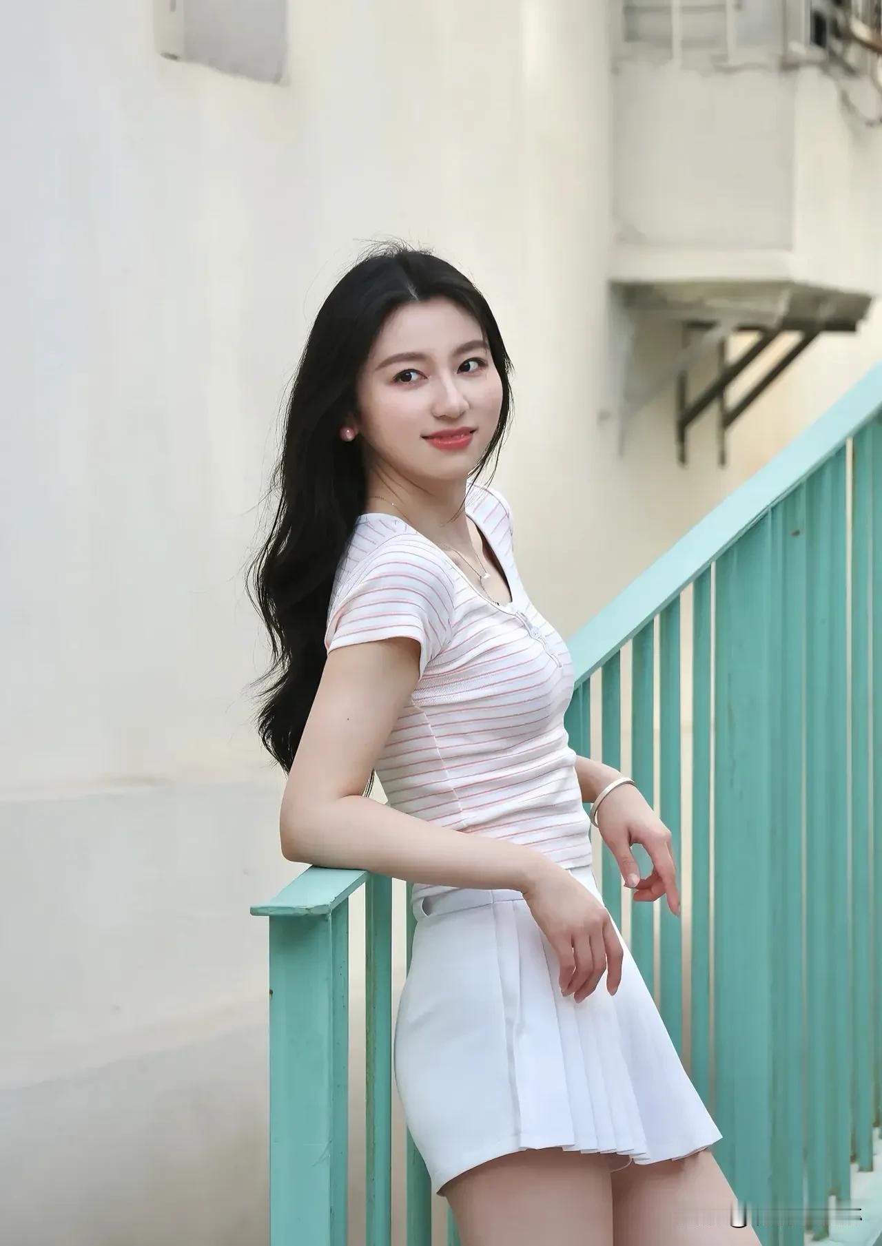 少女感，是清晨第一缕阳光照在发梢的温柔，是午后微风轻拂裙摆的轻盈，