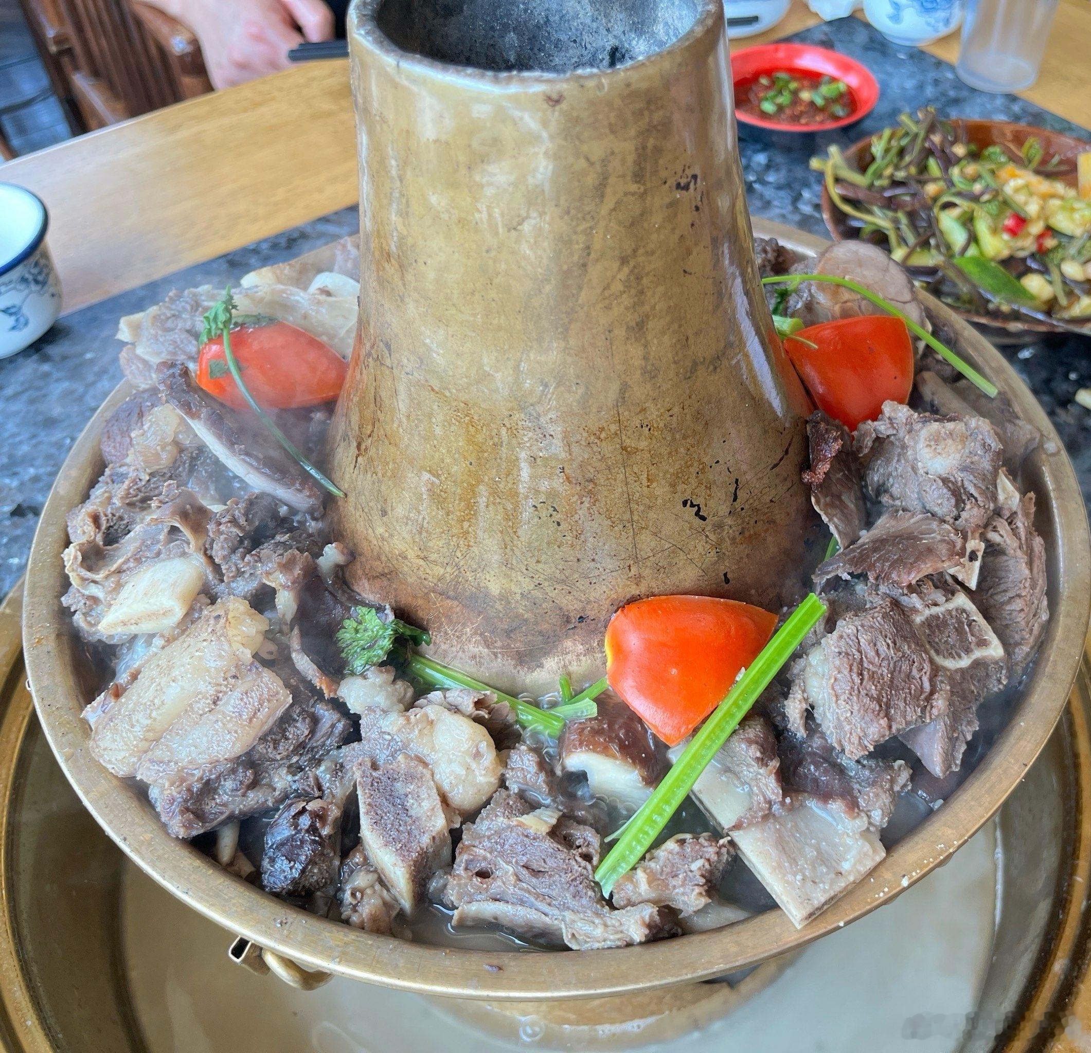 四川小县城阿坝茂县茂县，成都高铁50分钟直达的安逸羌城。白天去中国古羌城看开