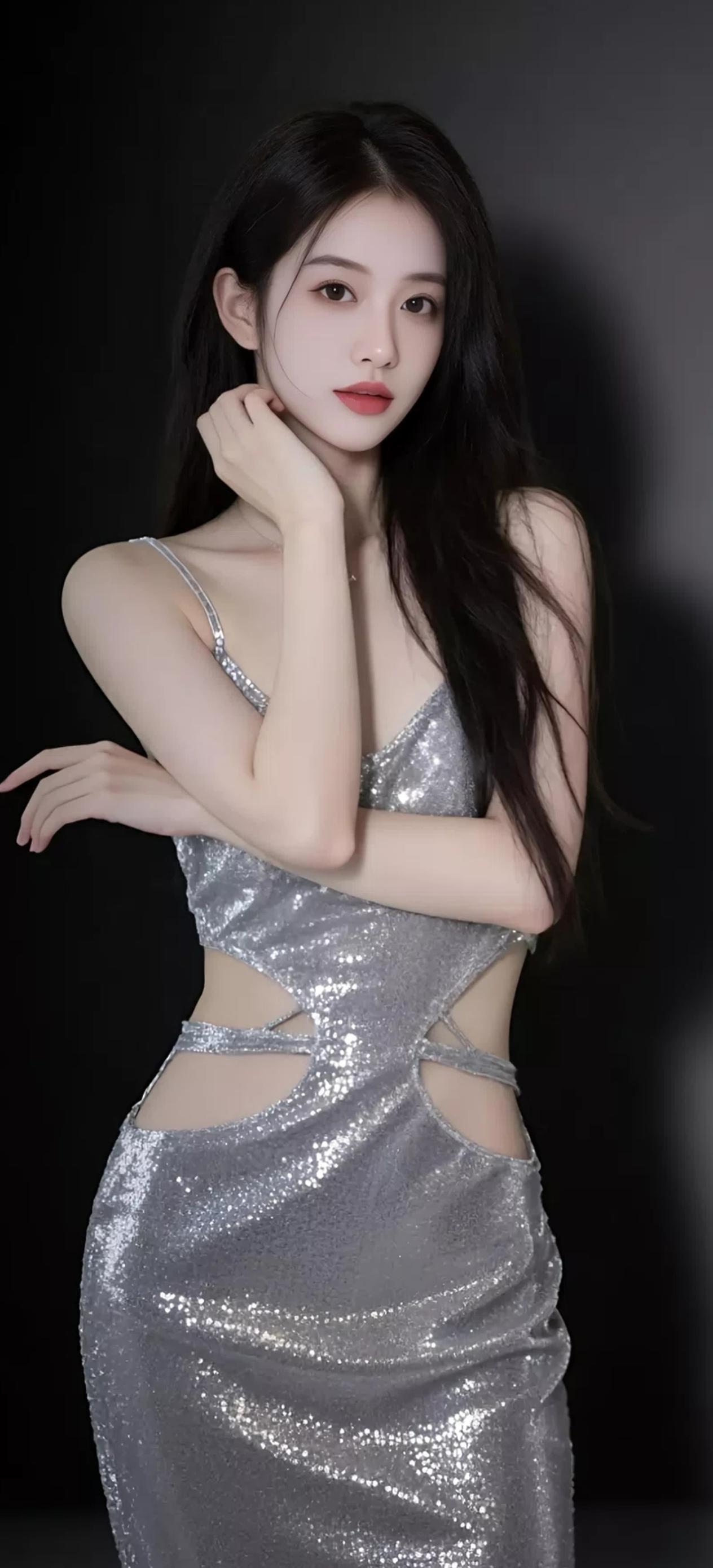 万般风月付卿身，眉目温柔绝俗尘。皓腕凝霜凝秀气，柔肠藏玉藏天真。春随笑靥开桃
