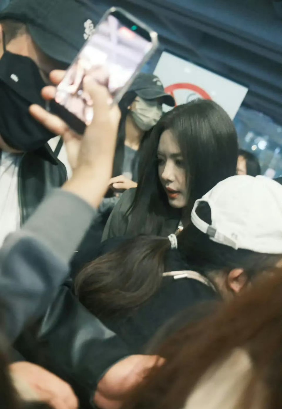 蔡文静好可怜，机场被手机怼脸拍，看起来似乎被挤哭了