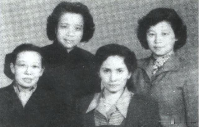 1954年一眼沦陷！风华绝代的贺子珍独自飘零，旁人看了都满心惋惜1954年