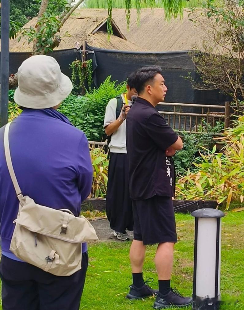 54岁黄磊在乌镇被偶遇，他的身材瘦了好多，脸小了一圈，但个子很矮，身形比例很一般