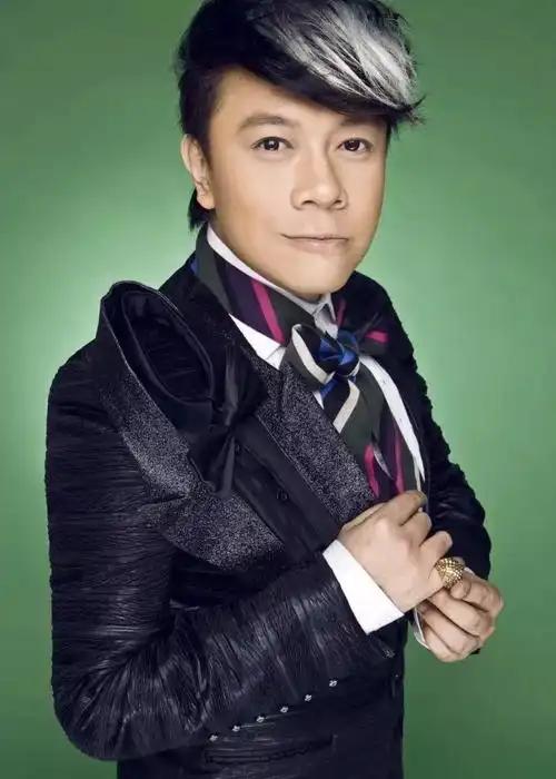 出于好奇，我特意去了解了一下蔡康永的家庭背景，结果真让人意外，他父母根本不是