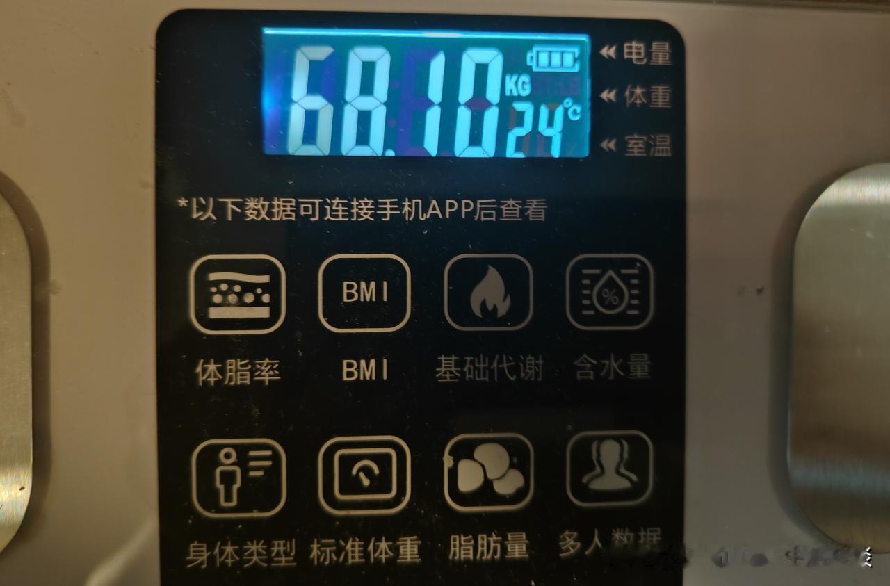 人到中年，原来减肥，有时候也挺简单的。只吃一日三餐，并且不要暴饮暴食，每餐饮食适