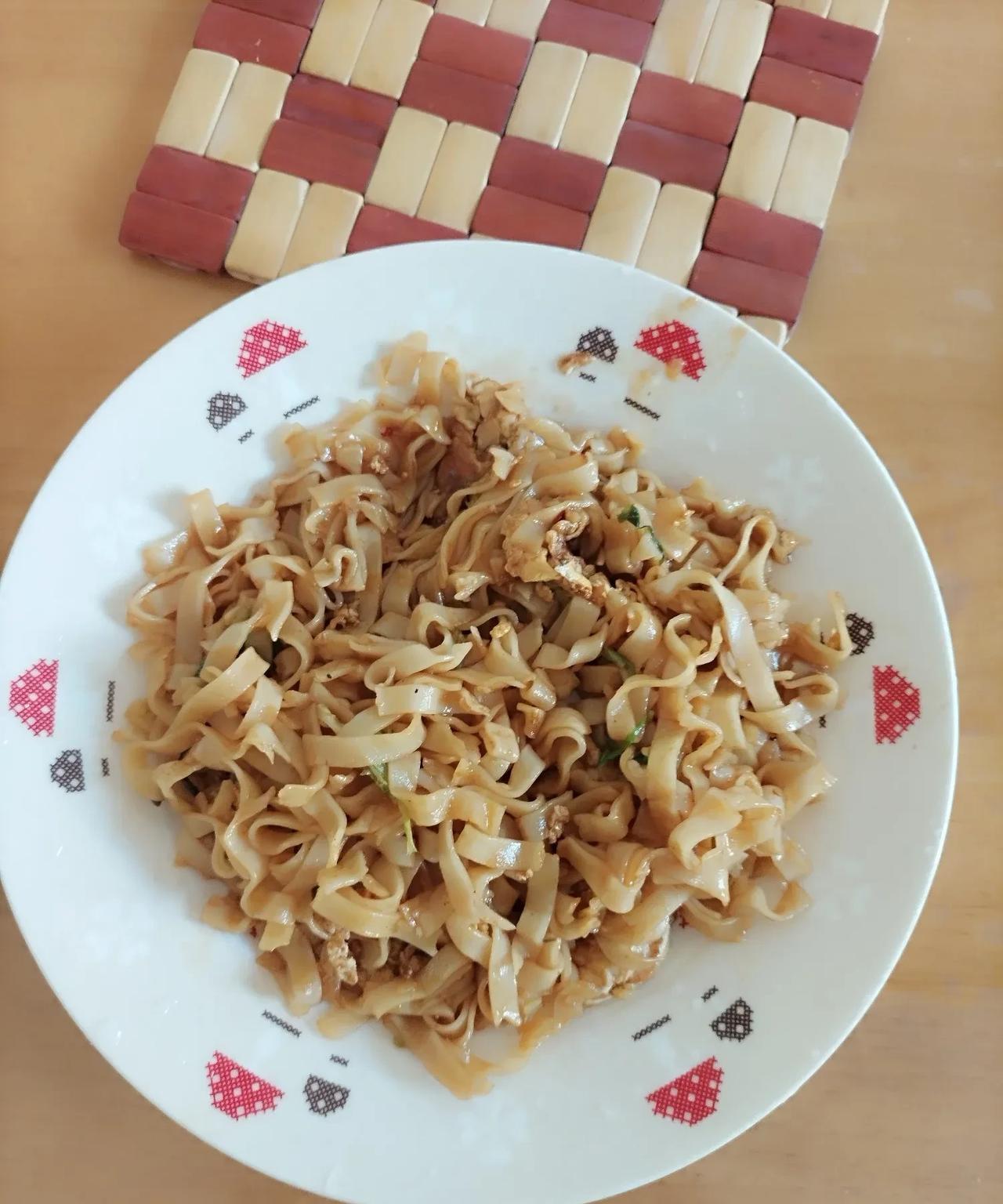 早上，丈夫要去上班，我找他要生活费，他感觉到了我的意思，躲到5楼去了。我到5楼