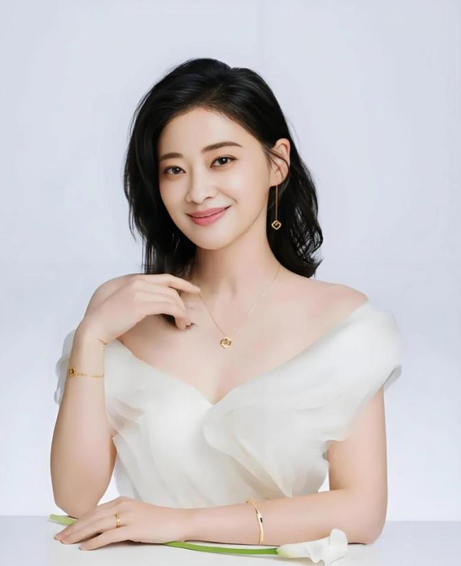 很多人不知道梅婷有过三段婚姻。她第一任丈夫是叶挺的孙子叶大鹰，叶大鹰是电影导演，