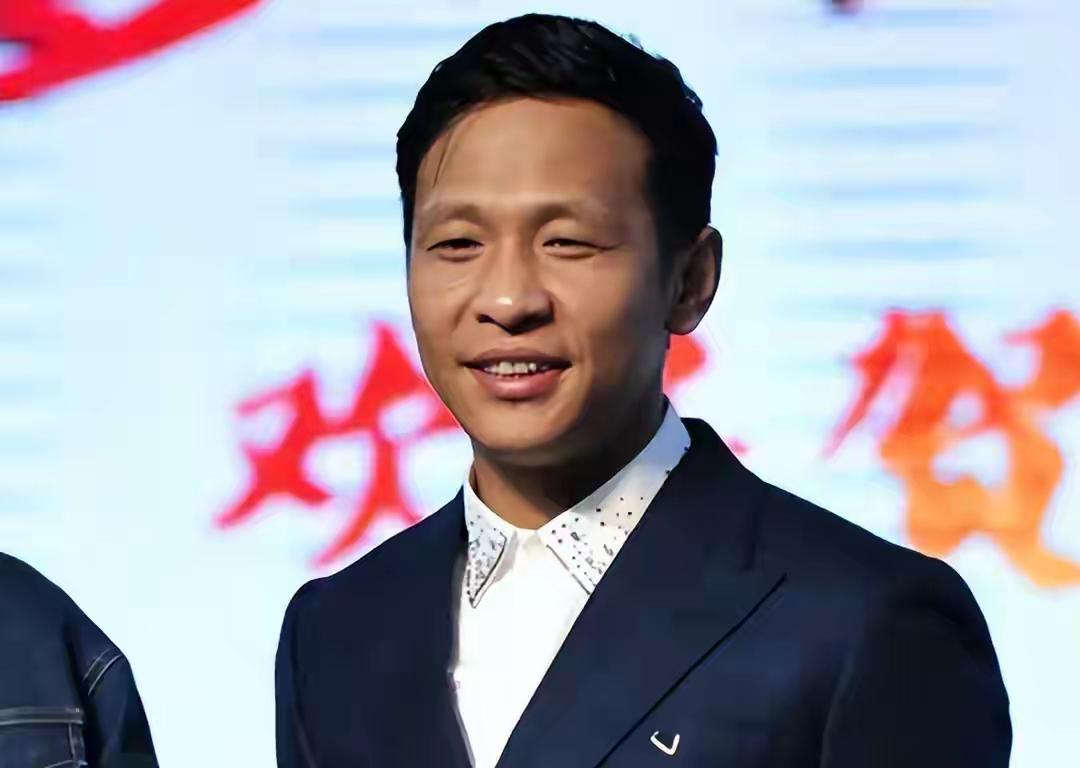 喜剧演员宋小宝成名后抛弃糟糠之妻霍晓红，转身迎娶女粉丝王雪。他一改草根扮丑的喜剧