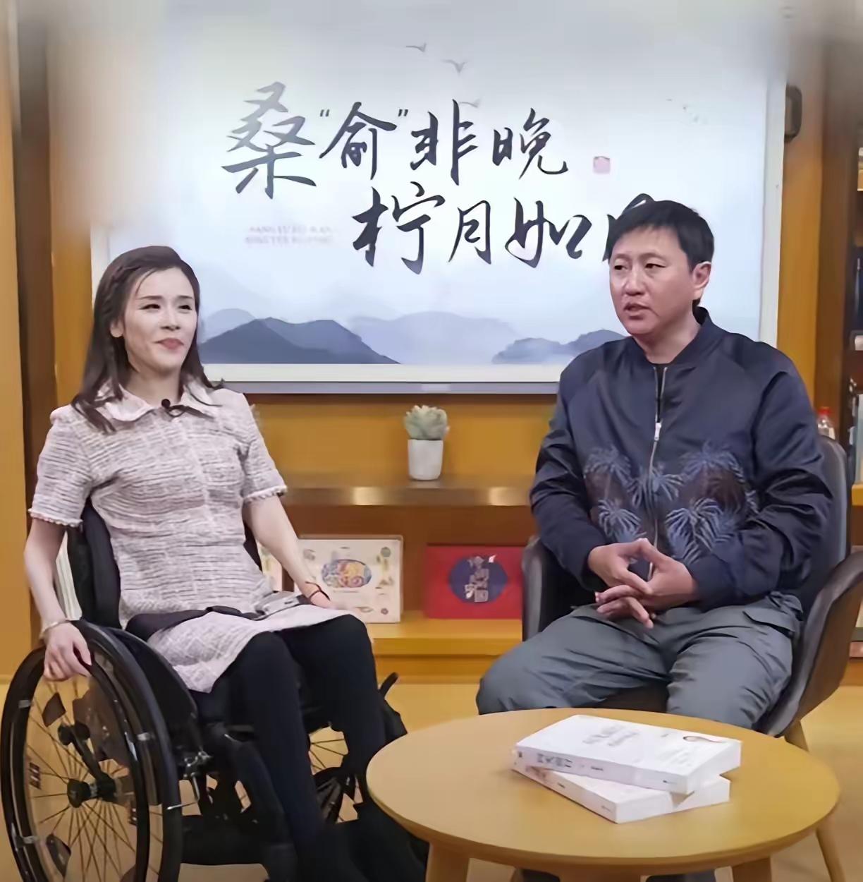 桑兰瘫痪27年了，生活完全依赖他人。喝水、吃饭、盖被子、穿衣服，全都要别人帮忙。