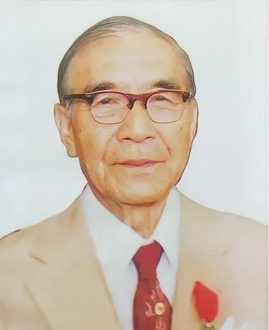 有天，85岁的邝安堃喝迷糊了，把家里23岁的小保姆当成了自己老婆，抱着说：“我好