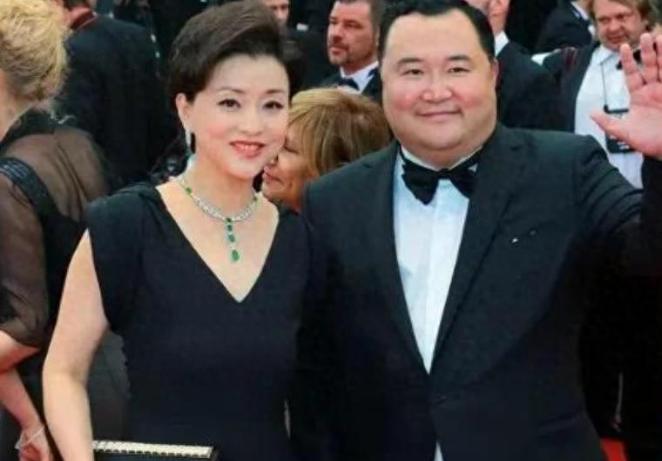 1994年，富豪吴征斥资500万买下一艘游艇，把有夫之妇杨澜邀到游艇大胆表白。杨
