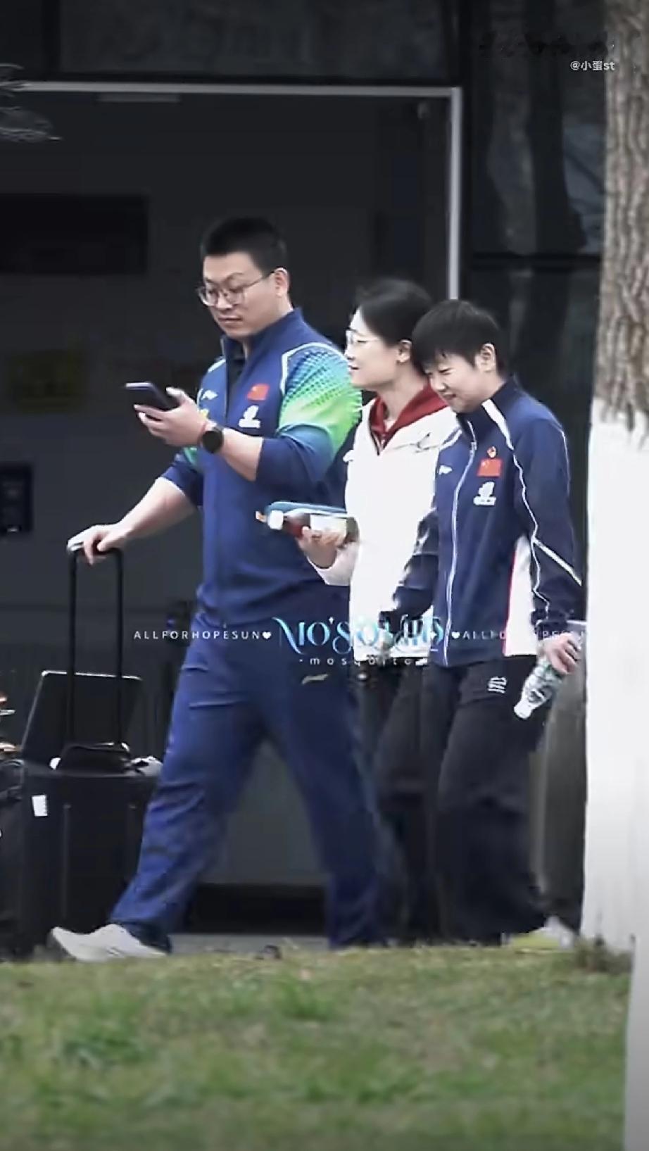 孙颖莎和康复师热聊[笑着哭]！今天，在成都进行封闭训练的孙颖莎在结束了几个小时的