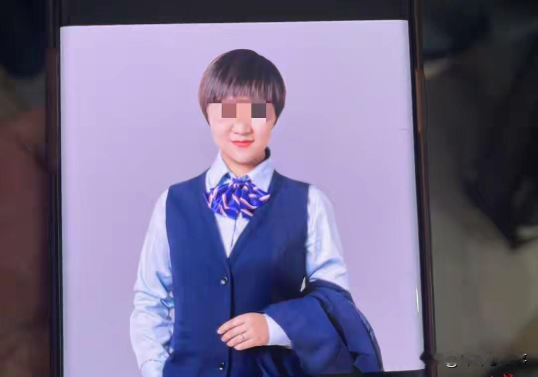 她死了。36岁的银行理财经理王某姗在家中自缢。4个月后，她丈夫也在同一屋檐下烧炭