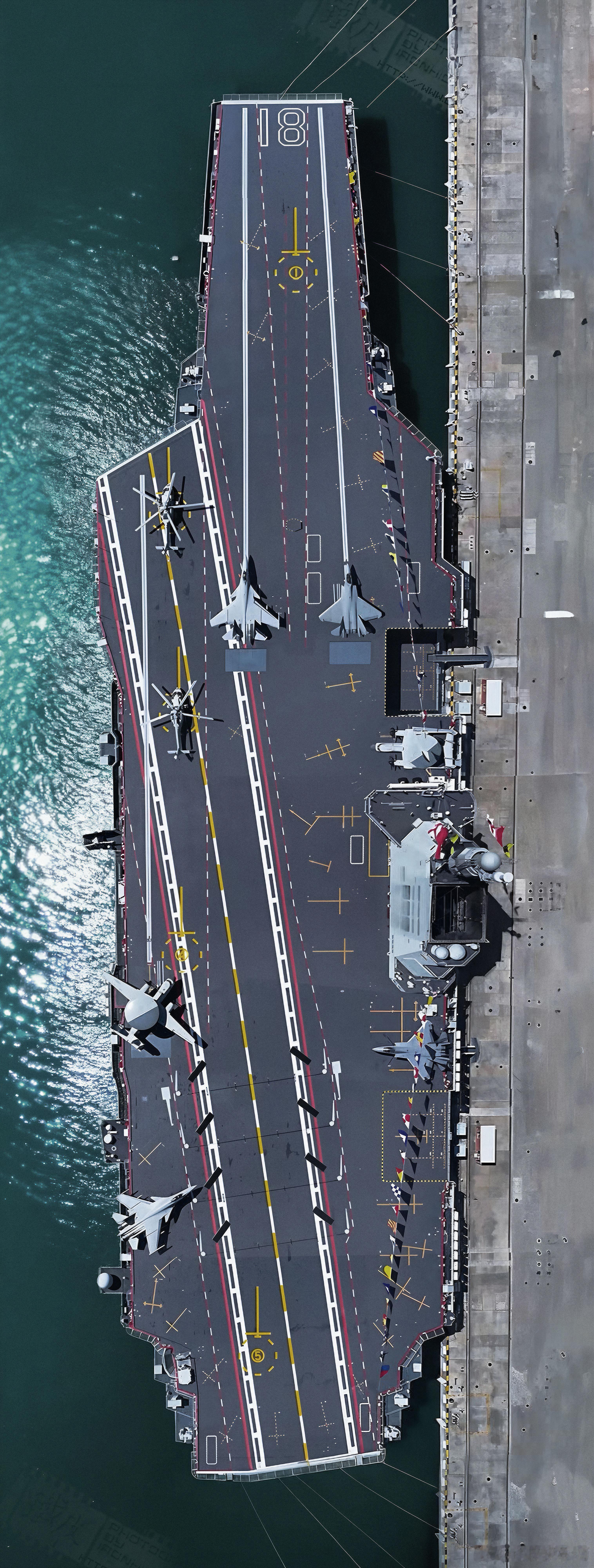 入役仪式上的福建舰俯视高清大图，纵向像素8000px。之前网上都有这张利用央视