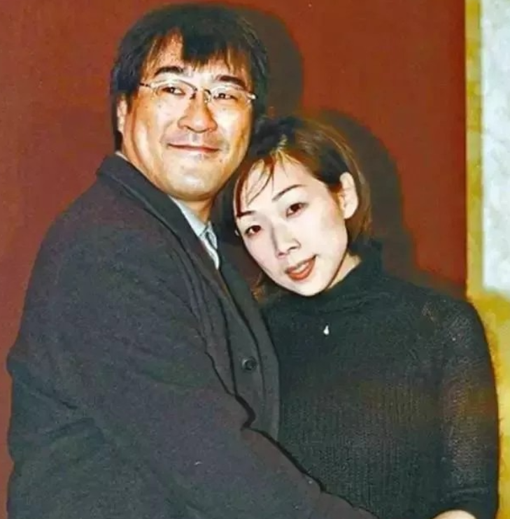 1994年，36岁李宗盛热情追求28岁林忆莲。两人同居后，林忆莲很快怀孕。之后，