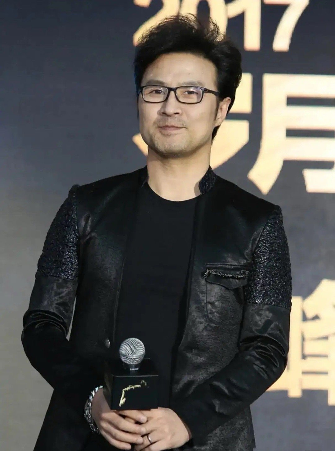 终于知道，为什么会有那么多美女喜欢汪峰，原因就在于，汪峰离婚或者分手后对女方都不