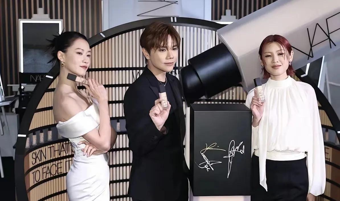 他摔了话筒24年，今天终于低头认错。张敬轩在专访里承认，年轻时那些冲动言论都是