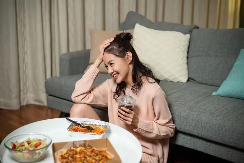 女孩发现每次去男友家，晚饭都会被拖到很晚才开席。男友平时吃饭很准时，可只要她一来