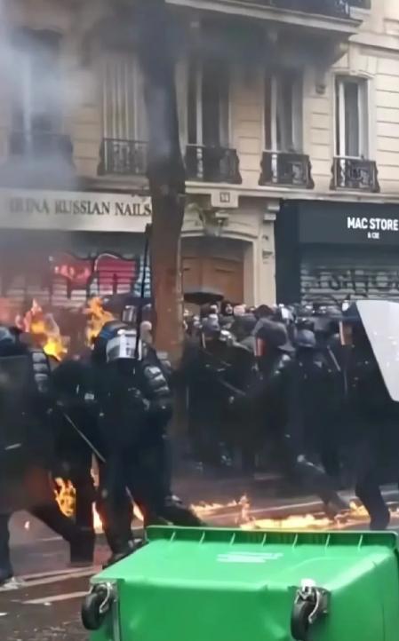 美国家家户户有枪，平时也总有人动不动就用枪击来发泄情绪，但是洛杉矶骚乱，成千上万