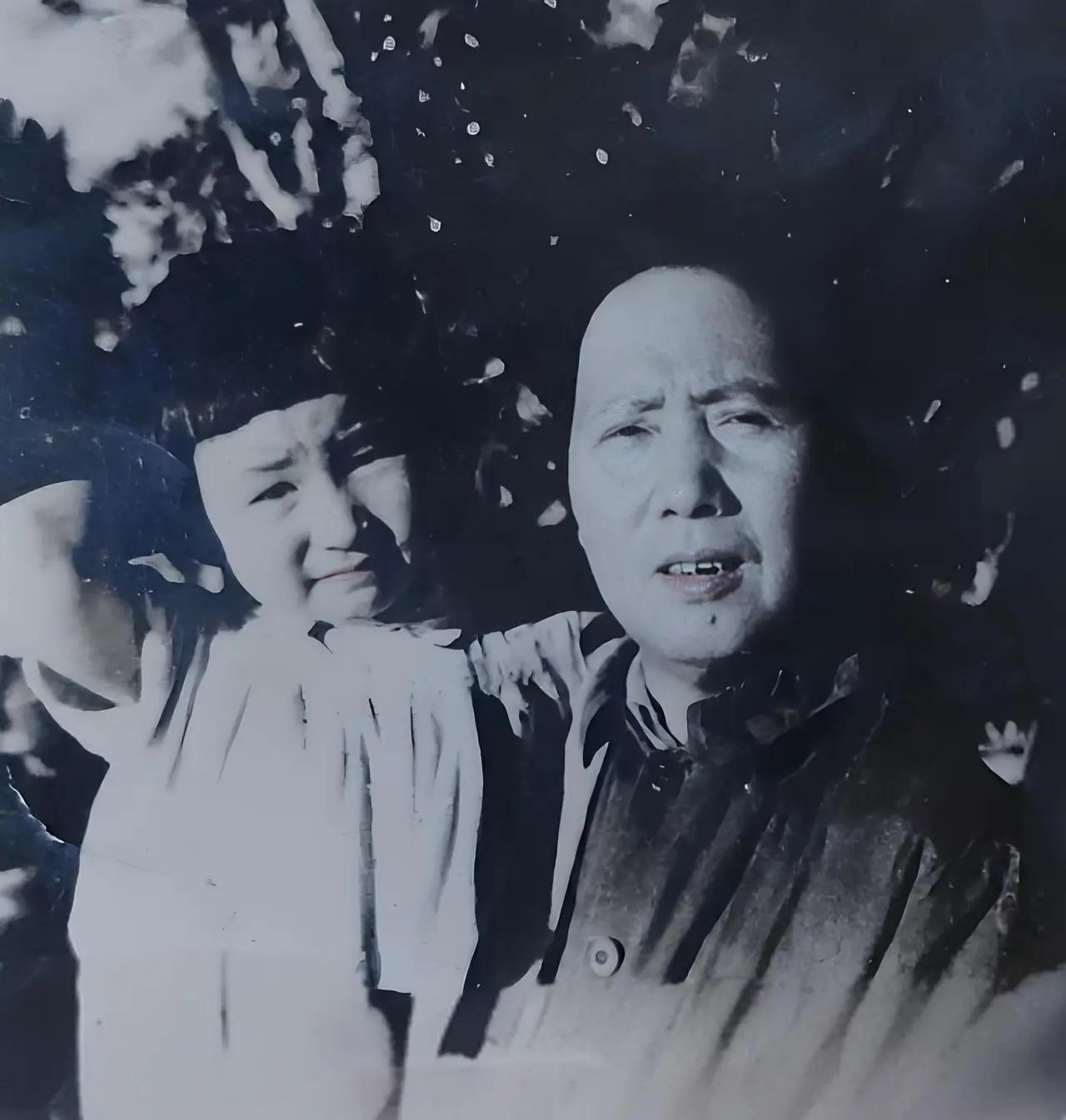 这是毛主席和小女儿李讷的真实合影，都看看吧，父女俩的容貌都出奇的相似，可见基因的
