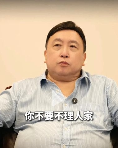 王晶与梁家辉虽然儿时就见过，但因为关系疏远，较少往来王晶并不记得梁家辉。后来，