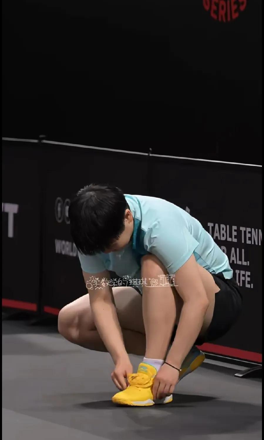 被孙颖莎系鞋带可爱到啦谁懂啊！看莎莎教系鞋带，真的被可爱晕~#孙颖莎##系