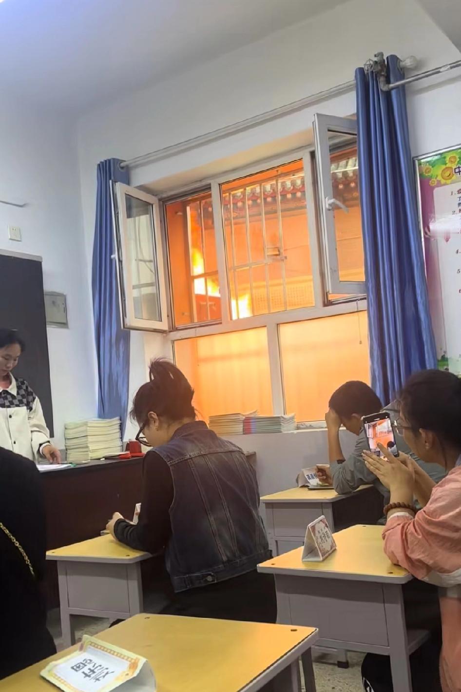 家长会拍下窗外一幕，这还能认真听课不受影响吗？据说先有的道观再有的学校…说不定