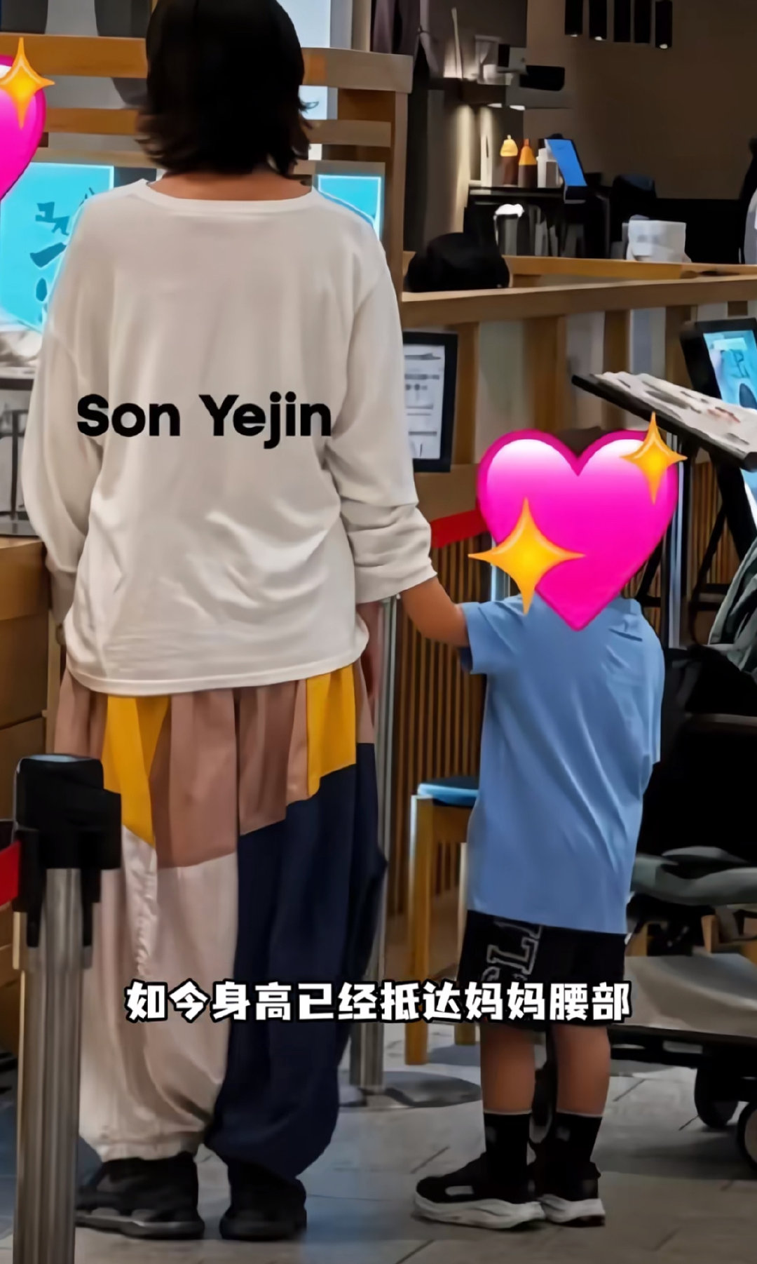 #孙艺珍玄彬儿子都这么大了#哇塞好幸福的一家三口呀！！儿子身高遗传爸爸吧腿很长诶以后肯定也是185大