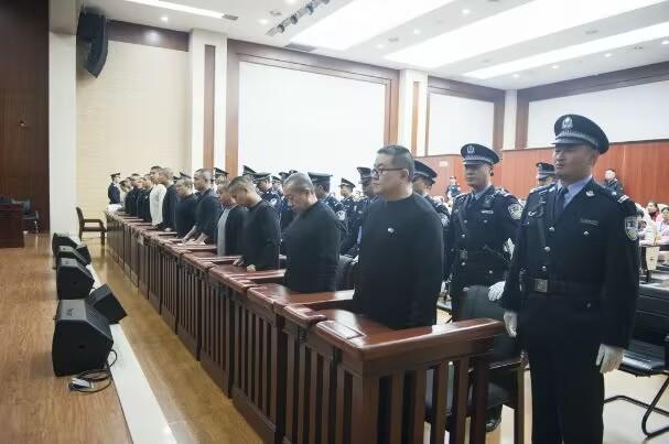 这案子不是什么传奇，就是一条条程序被踩碎的过程。1994年他强奸后只判三年，人
