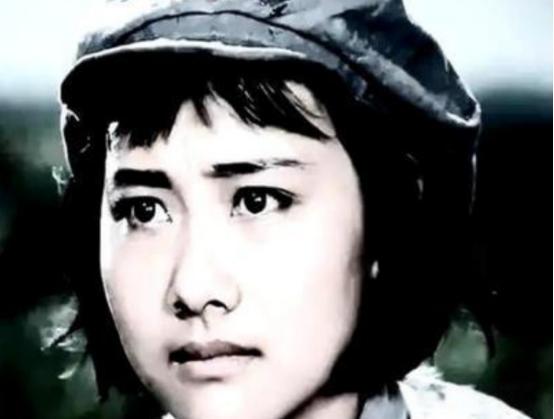 1940年，敌人把一昏死过去的西路军女战士扔进了垃圾坑里。她刚缓缓睁开眼睛，一个