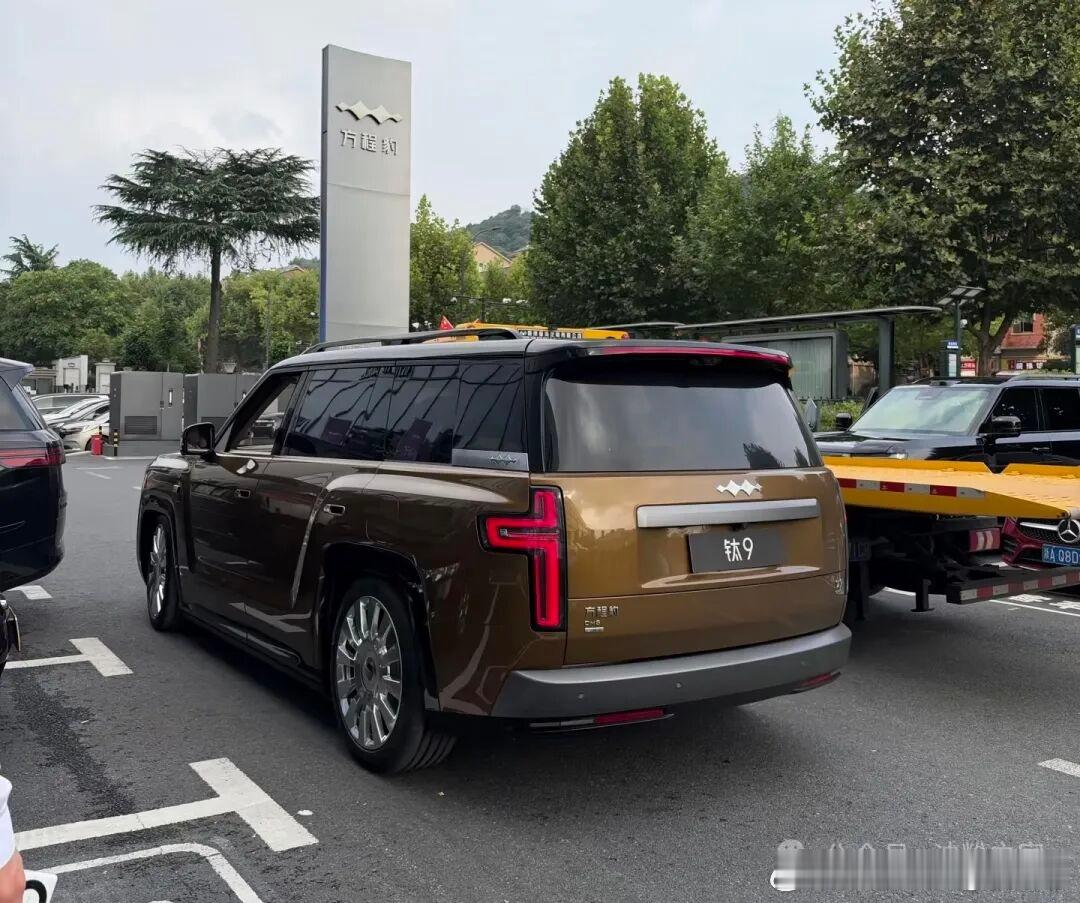 据说比亚迪的方程豹钛9马上就要到店了，这款车之前在成都车展的时候看过实车，个人来