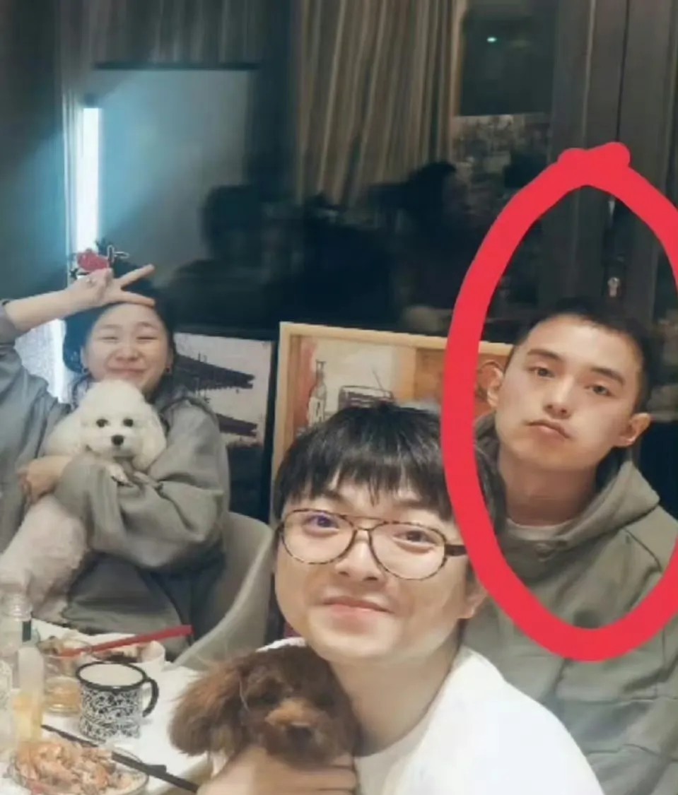这两人居然是通过相亲结识的，日子过得可甜蜜了呢。金靖的婆婆还对舒翊橙讲，可别丢金