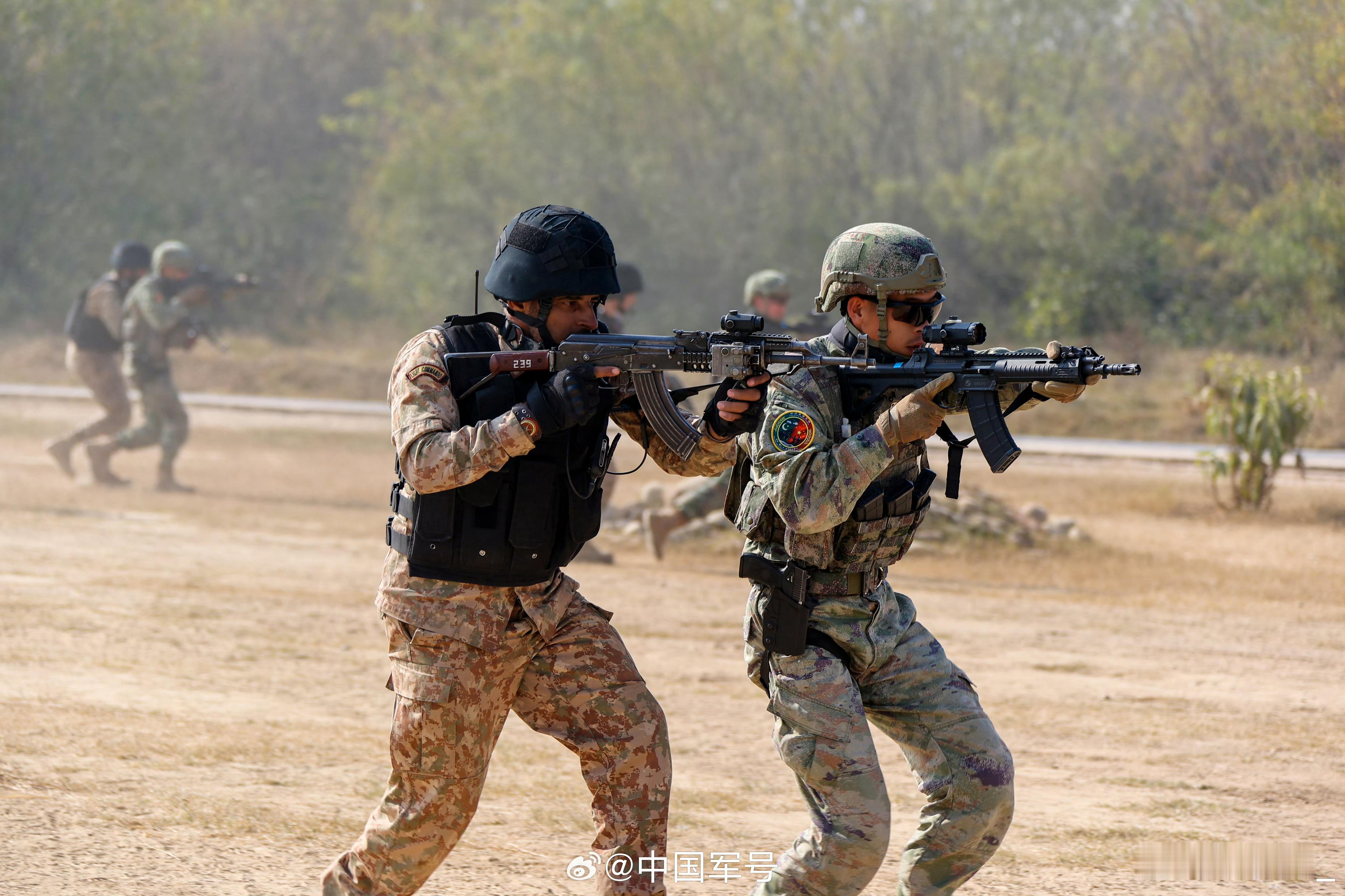 中巴反恐联合演习，巴军用的枪还是56-2。大多数中方官兵恐怕从未见过56-2。