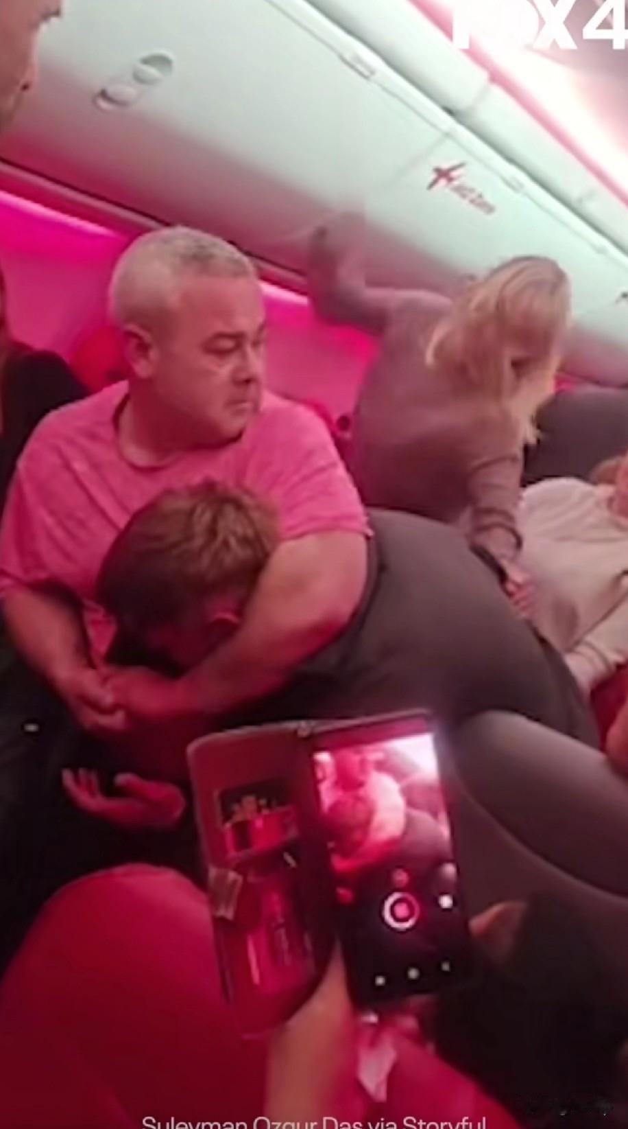 最近从土耳其飞英国的航班上出现了大规模的斗殴，无奈迫降比利时起因是两名男子酒