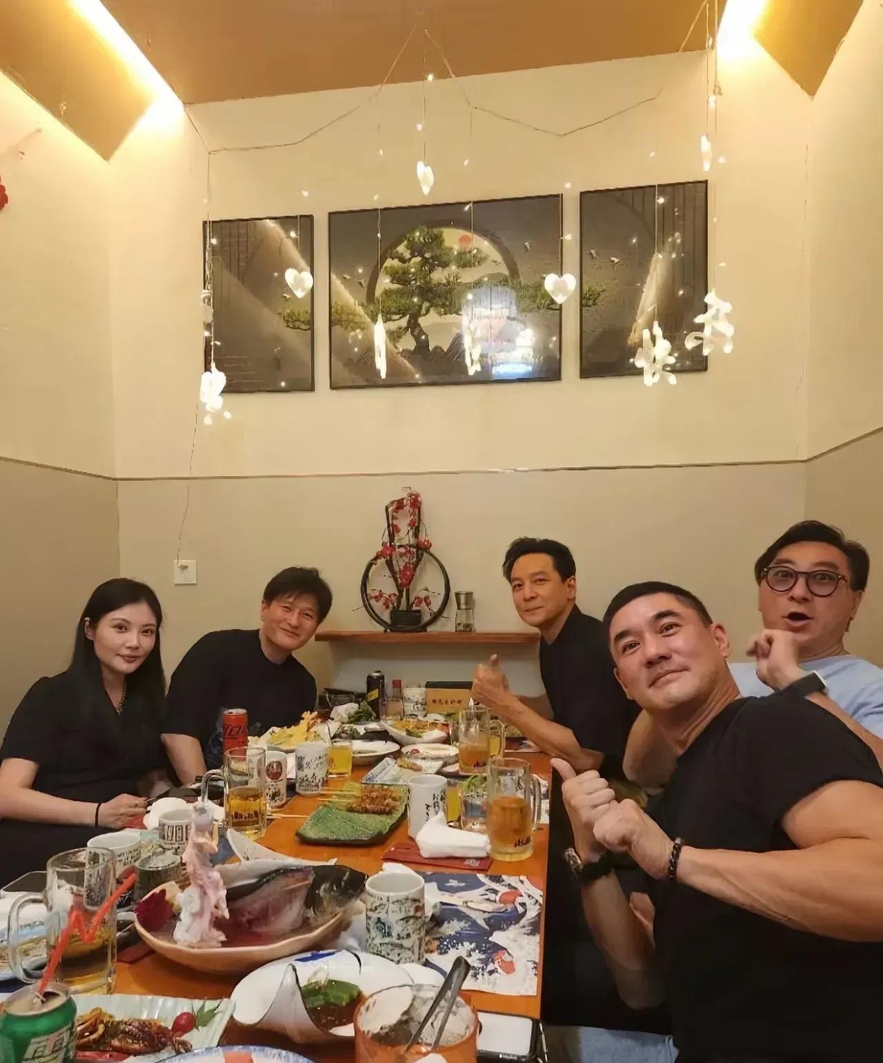 这几位大佬聚餐，喝的是什么酒