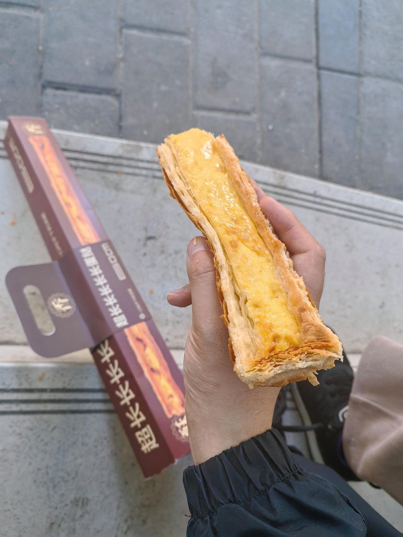 现在最火的超长蛋挞！这玩意吃一口掉一地渣。不如买6个蛋挞，自己慢慢吃。这玩