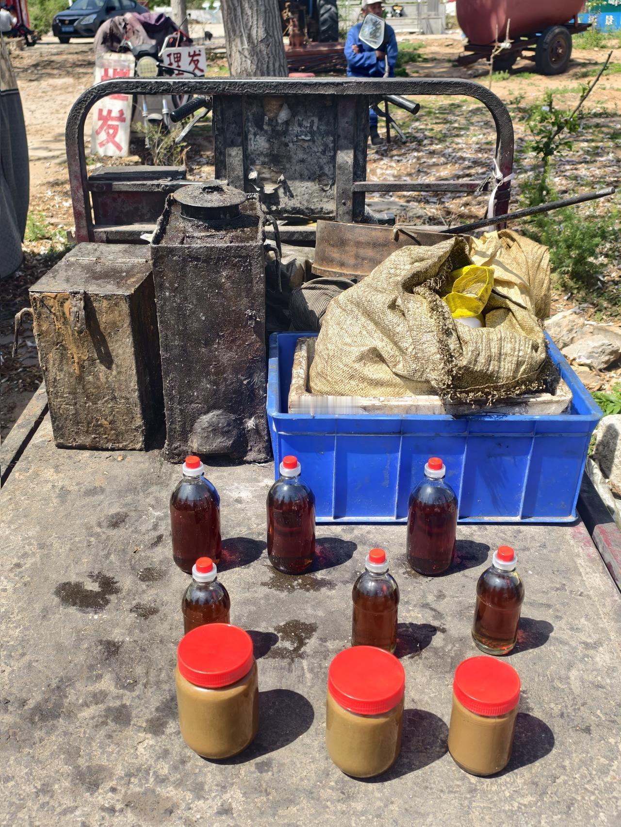 老桶磨出的香，才是真的香。几十年的油垢，是老手艺最实在的见证。