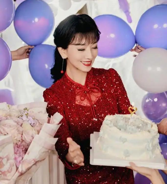 72岁赵雅芝的生日会宛如一场时光盛宴！从艺50年主题派对上，她以一袭华服惊艳亮相