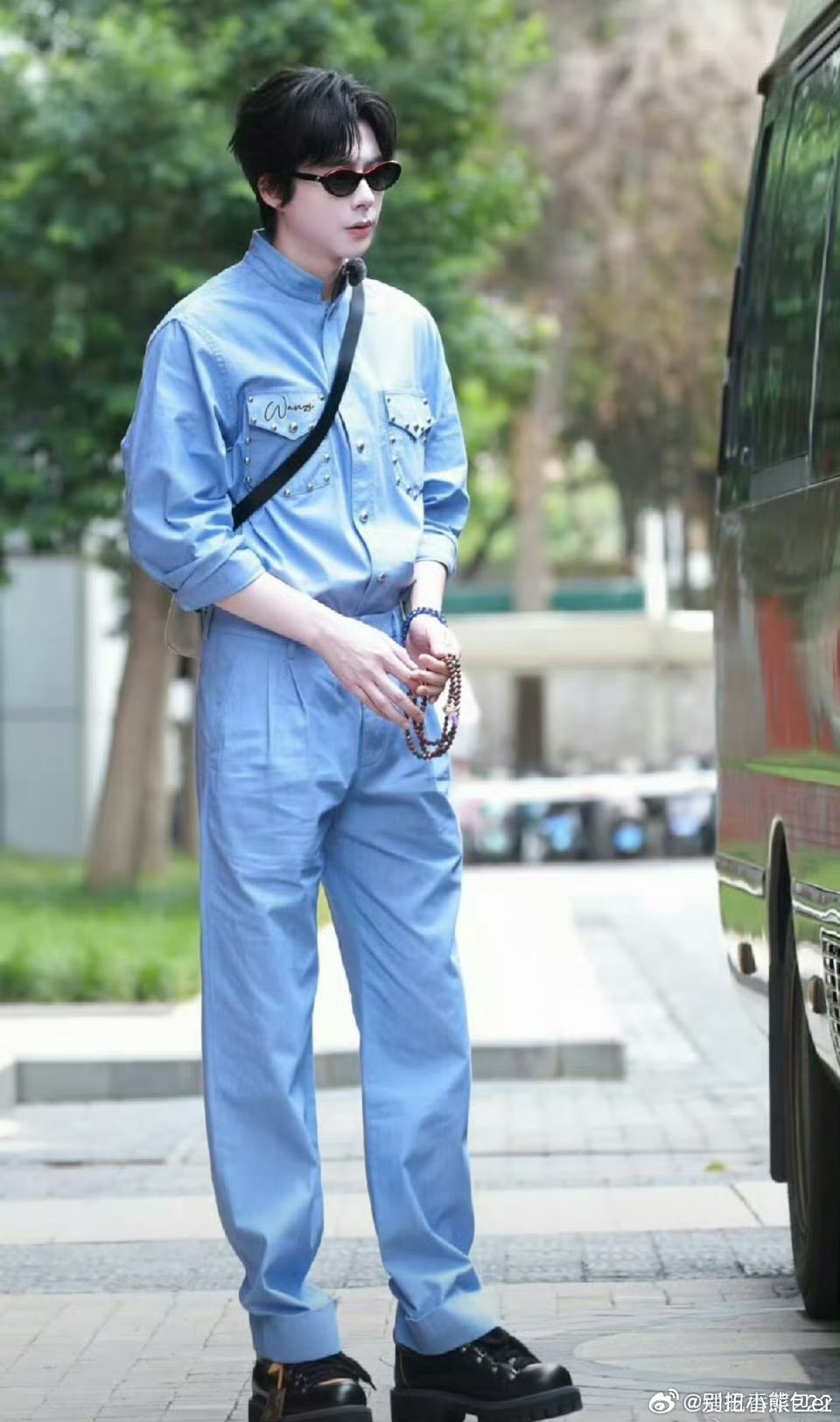 刘宇宁臀部翘到可以顶一瓶汽水刘宇宁身材太绝！腰细腿长肩宽，妥妥理想男友身材，更别