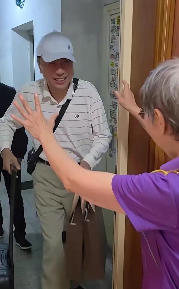 69岁冯巩陪哥哥姐姐过中秋，父母去世后、哥姐的家，就成了他的念想！结束中秋演