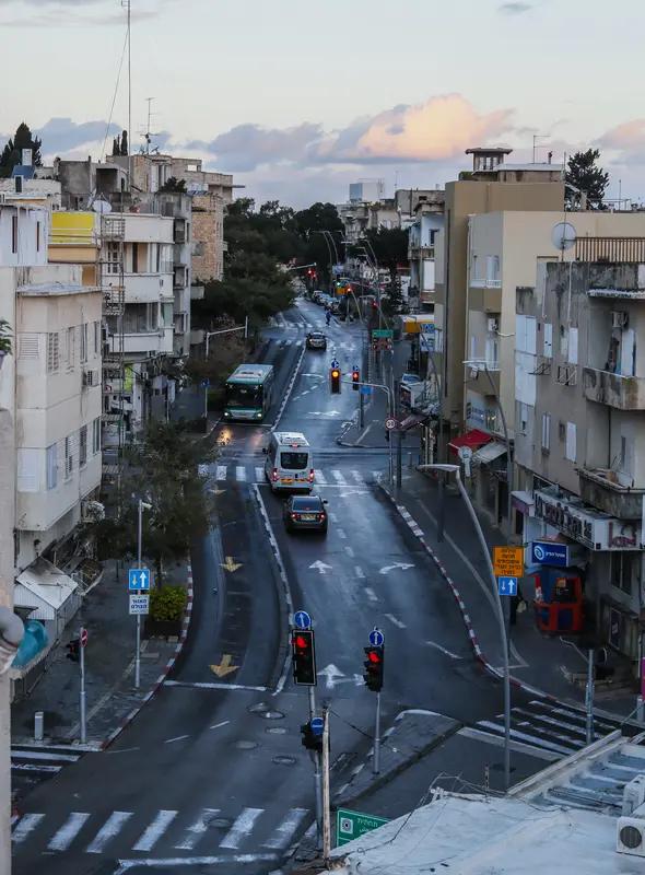 旅游行业遭受的打击尤为严重，游客因安全顾虑纷纷取消行程，酒店、餐饮、导游等相关产