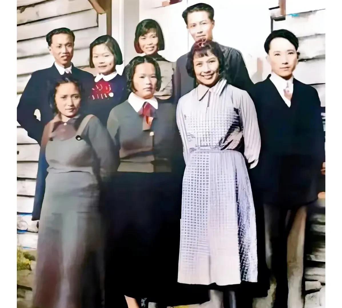 上世纪30年代末，莫斯科，贺子珍与中国同学的合影老照片