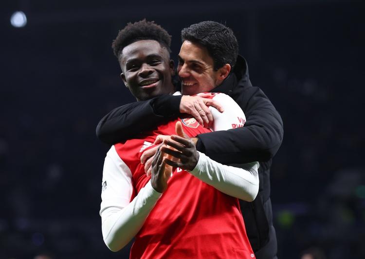 阿森纳下赛季属于未来不好说，但是这赛季兵强马壮，磨合五年多又是最默契的时刻，也是