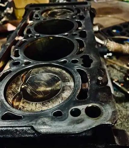 很多人开车时，听到车子有异响，觉得“可能是小问题，再开开就没事了”。结果呢？去年