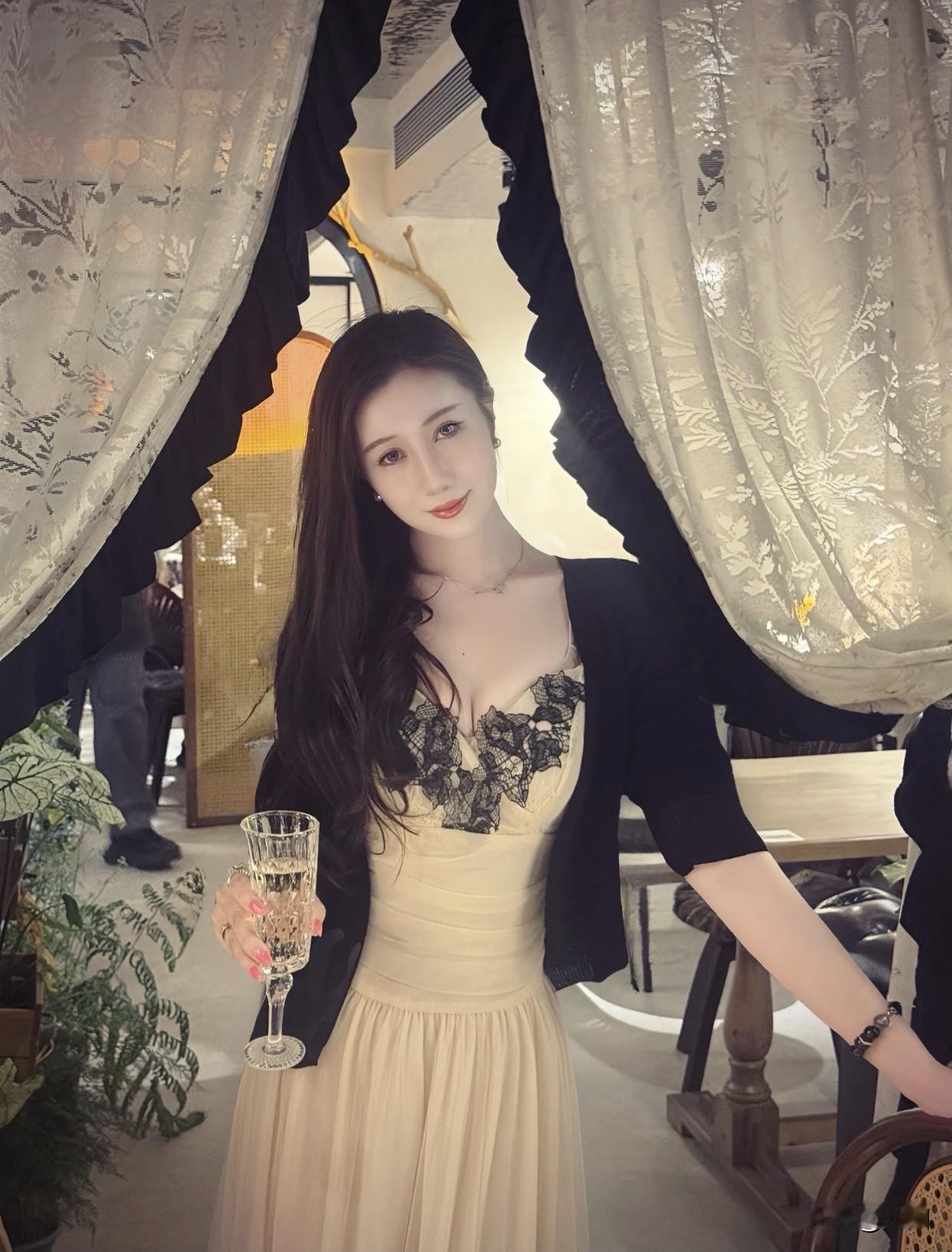 有哪些美女让人过目难忘？优雅黑纱裙，静谧花影间，沉醉在时光的温柔里。