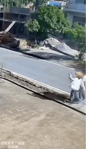 虽然是货车超宽，但这么大个车过来，她都不看一眼前面吗？[？？？]