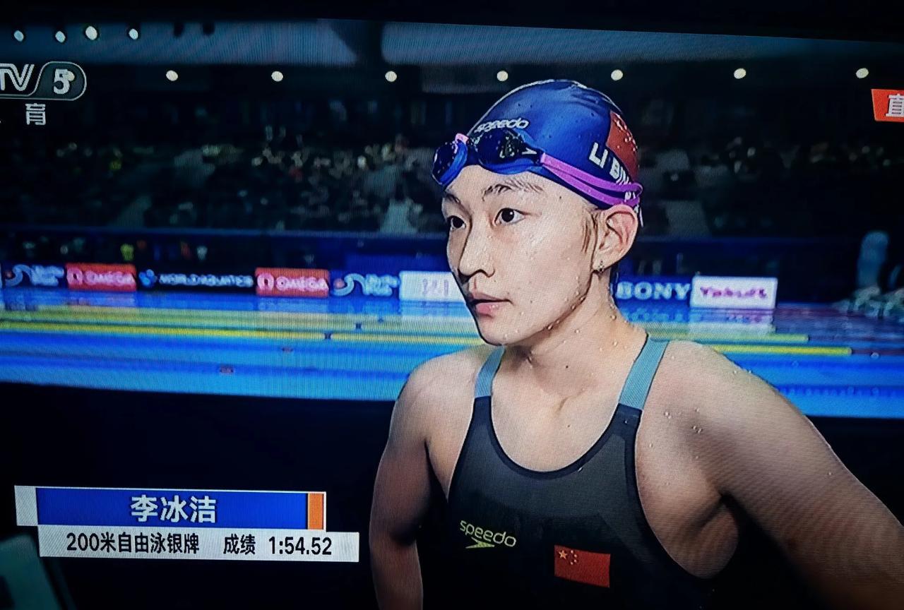 李冰洁400m200m自游泳拿了两块银牌，小姑娘成绩突飞猛进，查了一下，她父母都
